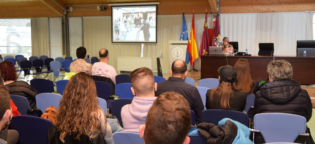 Arquitectos exponen a los estudiantes el potencial creativo y la multidisciplinariedad de su profesión 